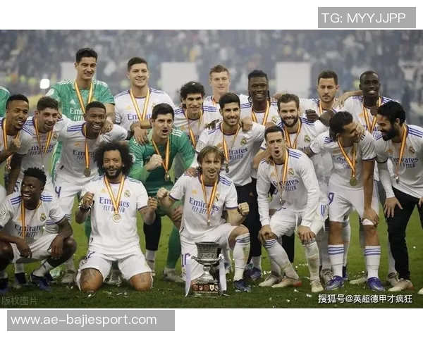 克罗斯评选历史最佳阵容梅西C罗领衔中场魔笛齐祖前锋大小罗同在